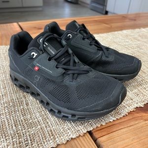Women's On Running On Cloudstratus Black Size 5.5